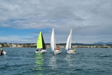 Team Race che passione! le qualificazioni al Garda: vince il team Scuola Sacra Famiglia di Brenzone e si qualifica per l’Italiano Team Race di Classe