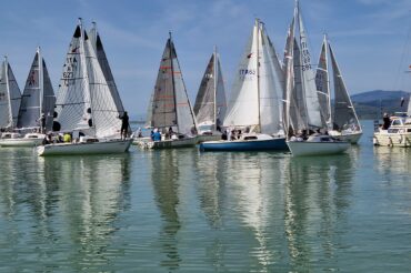 Lorenzo Carloia vince il Campionato Primaverile del Trasimeno a bordo di Kontiki.